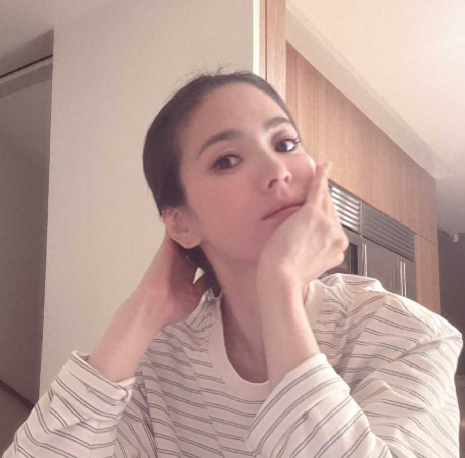 宋慧乔晒素颜自拍,极简穿搭回归工作状态,舒服又接地气