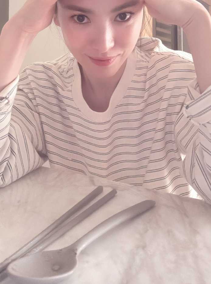 宋慧乔晒素颜自拍,极简穿搭回归工作状态,舒服又接地气