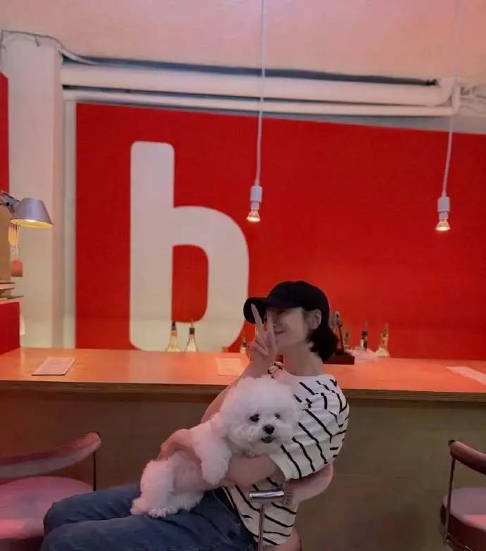 宋慧乔夏装穿搭：极简黑白穿出高级秩序感，显瘦又清爽