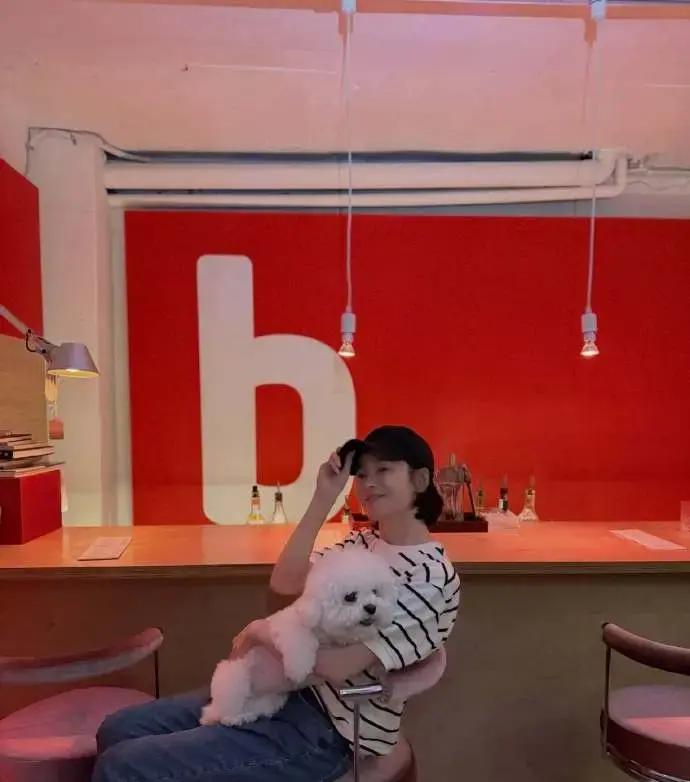 宋慧乔夏装穿搭：极简黑白穿出高级秩序感，显瘦又清爽