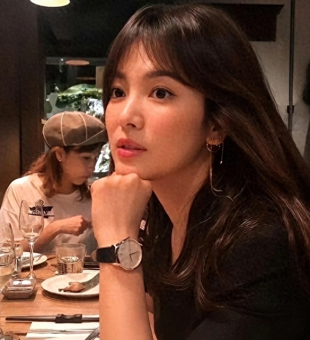 宋慧乔旅行照引发热议：小腿凹坑与轻盈体态，是瘦过头还是状态好？