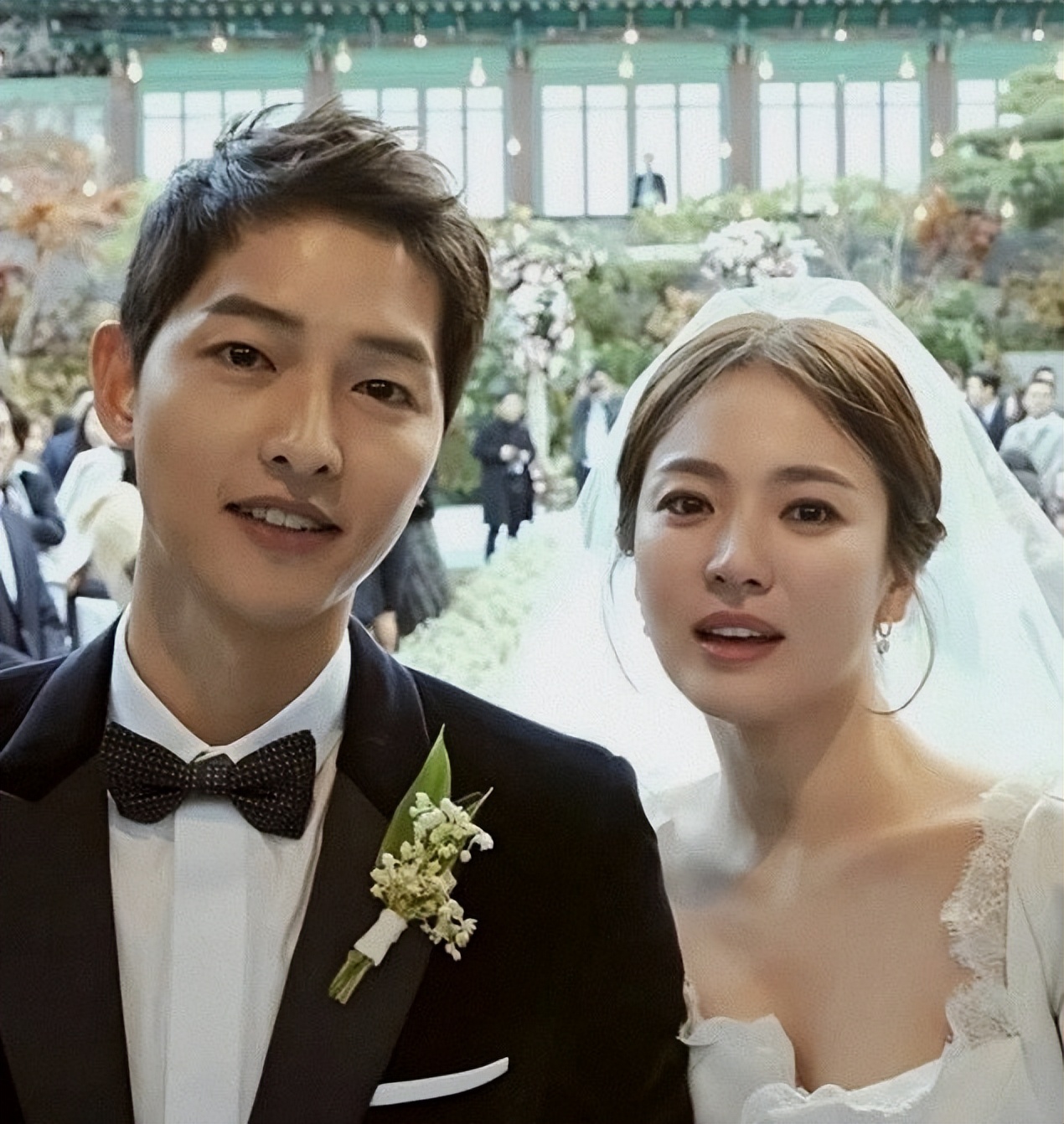 宋慧乔旅行照引发热议：小腿凹坑与轻盈体态，是瘦过头还是状态好？