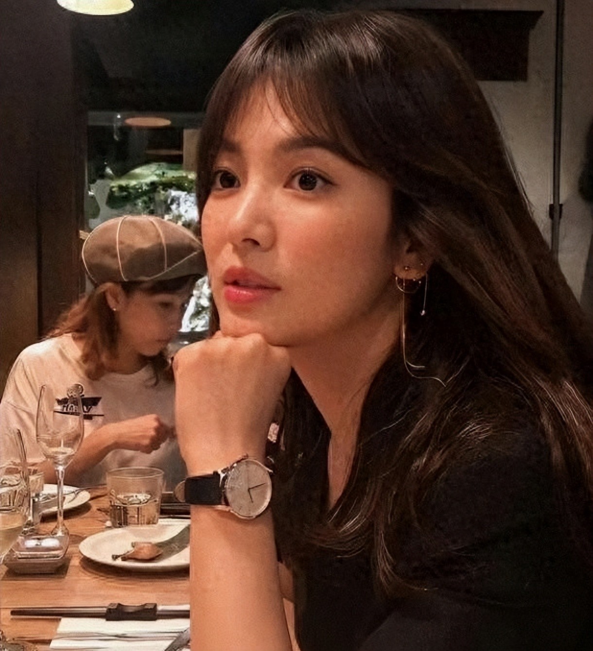 宋慧乔旅行素颜照曝光，瘦到锁骨清晰，网友直呼女神状态太好了