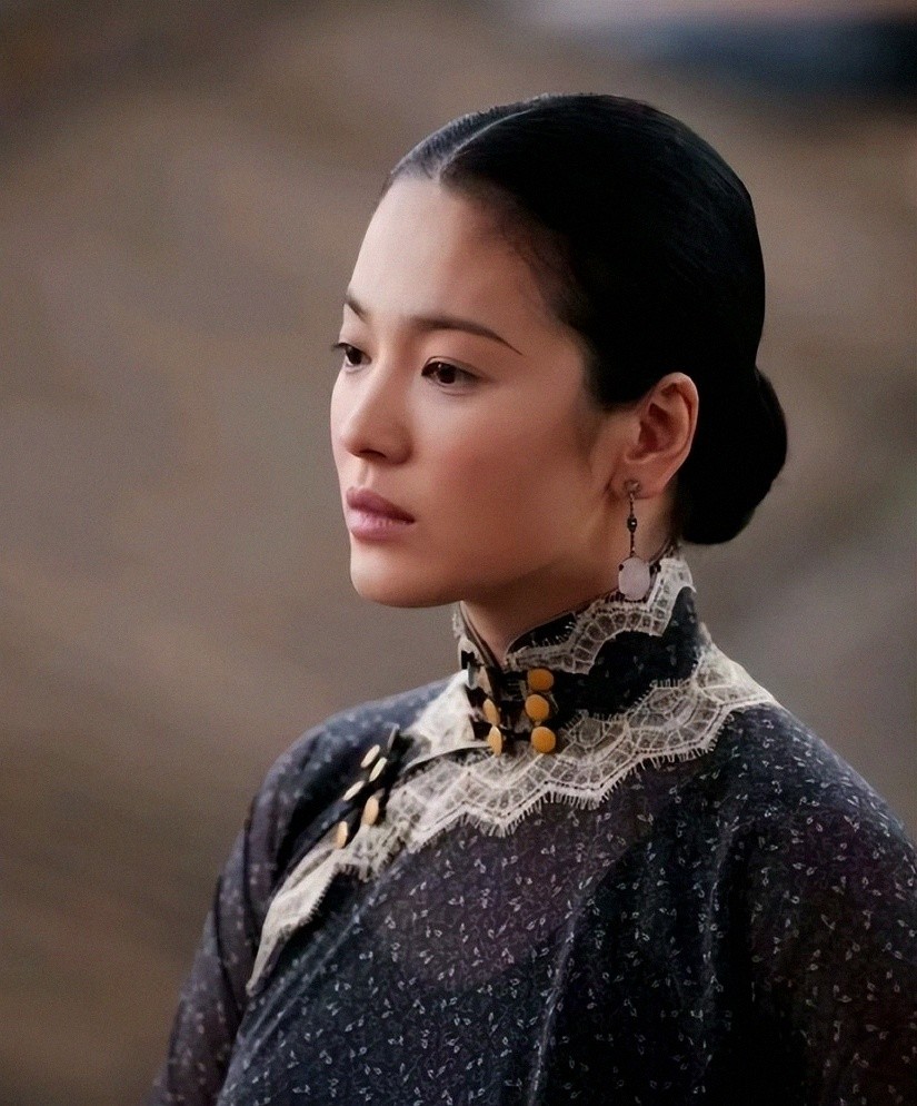 宋慧乔旅行素颜照曝光，瘦到锁骨清晰，网友直呼女神状态太好了