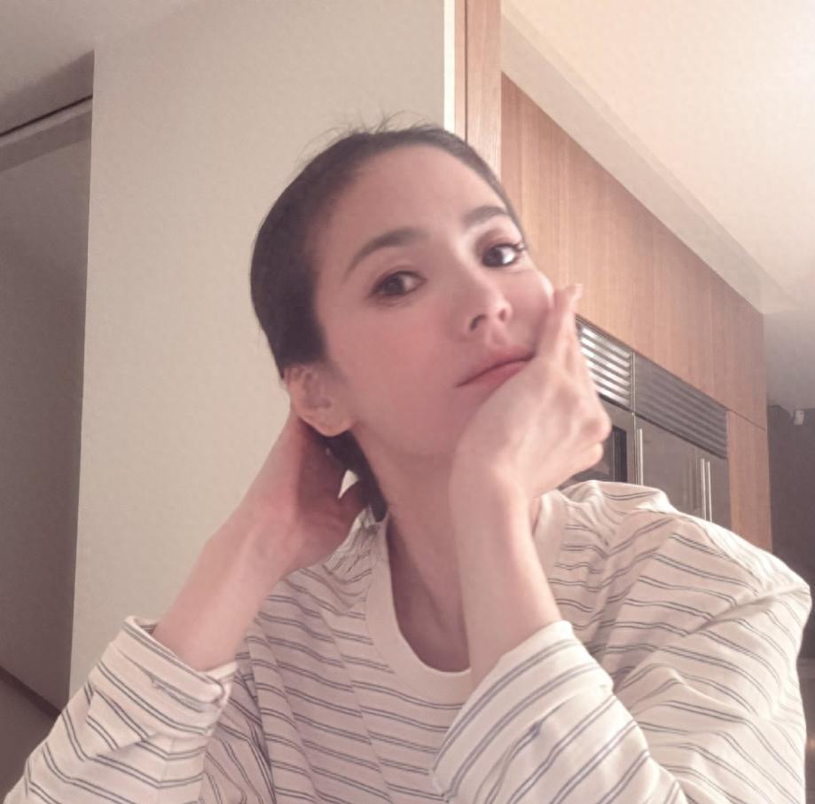 宋慧乔新自拍，越活越爱做减法，简单穿搭显高级