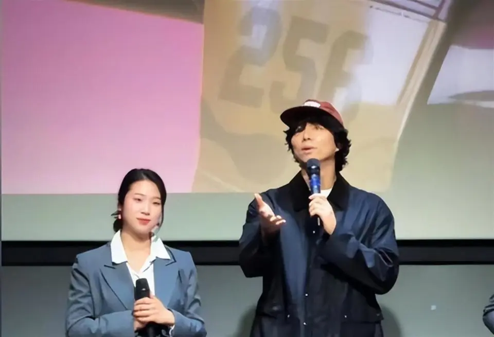 孔刘素颜生图皱纹明显,47岁男神老得让人心疼?