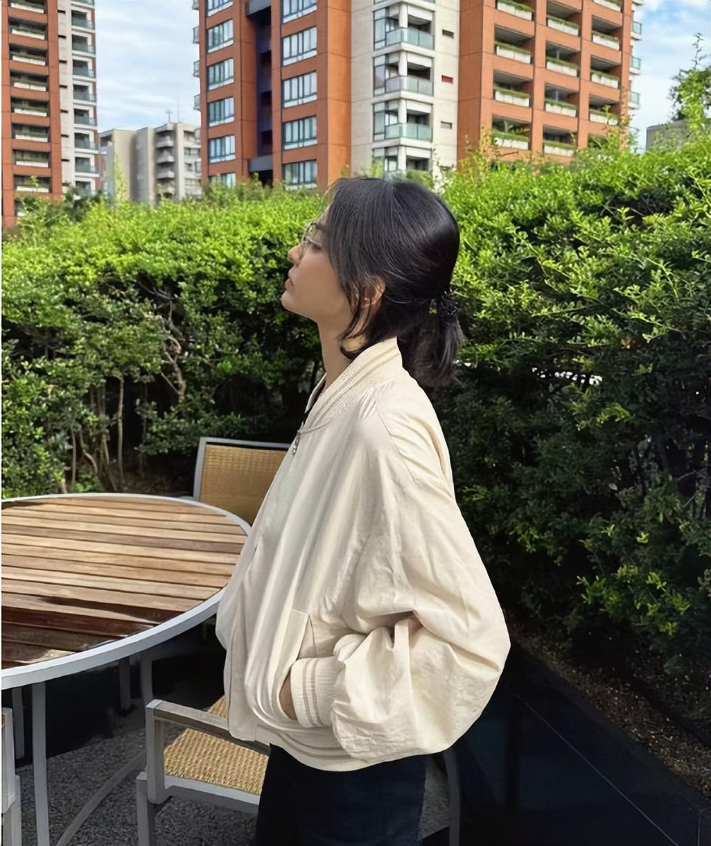 45岁宋慧乔红毯生图杀疯热搜，薄背锁骨靠的不是基因是狠练
